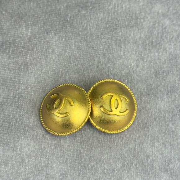 CHANEL Vintage 1994 Gold Plated CC Clip On Earrings STUNNING! - Picture 6 of 12